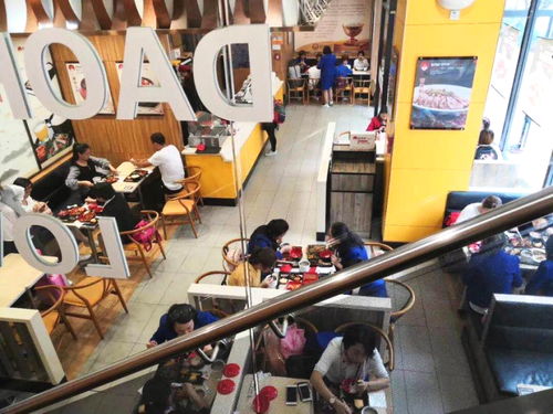 从下岗到餐饮创业，夫妻携手两年开上大奔驰